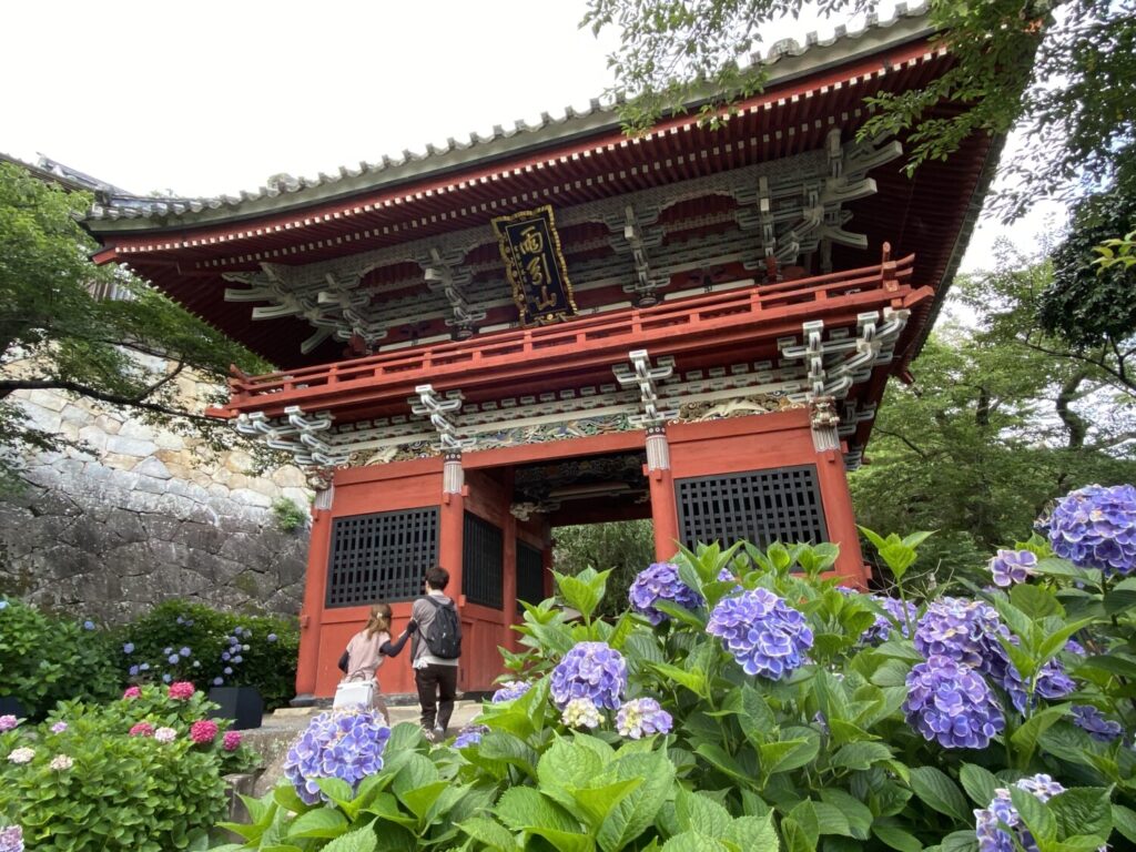 雨引山の仁王門